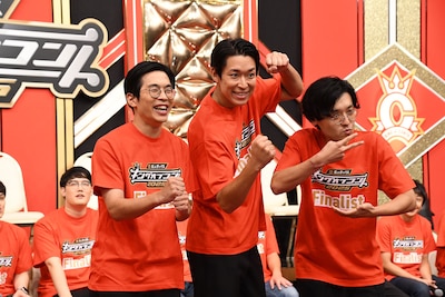 記者会見に登壇した青色1号