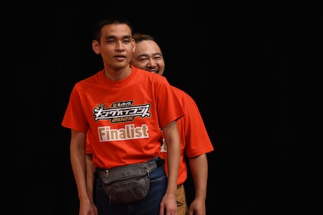 スタジオにぬるりと登場する元祖いちごちゃん