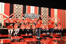 席についてからするべきトークを始めてしまうトム・ブラウン