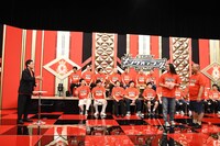 登場後、席についてからするべきトークを立ちっぱなしで始めてしまうトム・ブラウン