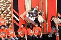 レインボーのパネルが運ばれて来る様子