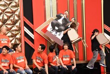 レインボーのパネルが運ばれて来る様子