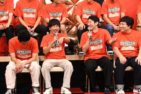 ロングコートダディにカレーを半分残していたことを暴露されるしずる池田（左）