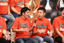 カツ丼を食べたといううるとらブギーズ八木（右）