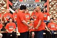 手押し相撲で勝負するため向かい合うロングコートダディ兎とトム・ブラウンみちお