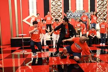 記者会見の場で喉輪をかけられ驚きを隠せないロングコートダディ兎