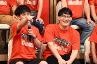 ファイヤーサンダーこてつ（左）は「聞いてるかエジソン！俺たちがコントの発明王だ！」