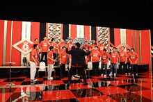 時間は有限であることをファイナリストに伝える司会の南海キャンディーズ山里