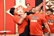 ロングコートダディ兎に喉輪をかけるトム・ブラウンみちお