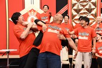 ロングコートダディ兎と手押し相撲するはずが、喉輪をかけるトム・ブラウンみちお