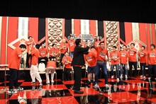 兎とみちおの騒動ののち、防犯ブザーを鳴らしながら出てくる元祖いちごちゃんハイパーペロちゃん