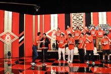 どさくさに紛れてMC台につこうとする元祖いちごちゃんハイパーペロちゃん