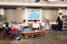 左から野口衣織、マヂカルラブリー、カラタチ大山