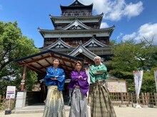 左からアンガールズ山根、村上信五、アンガールズ田中 ©RCC