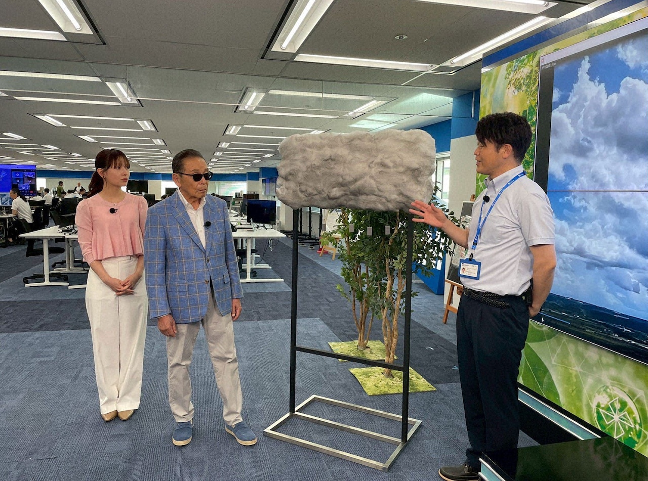 「タモリステーション」でウェザーニュース社を訪れ、ゲリラ雷雨の前兆となる危険な雲の見極めに挑むタモリ
