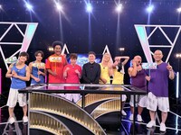 「くりぃむナンタラ」の新競技「アクリルホッケー選手権」の出演者たち