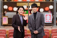 千鳥ノブとゲストの長谷川博己 ©NHK