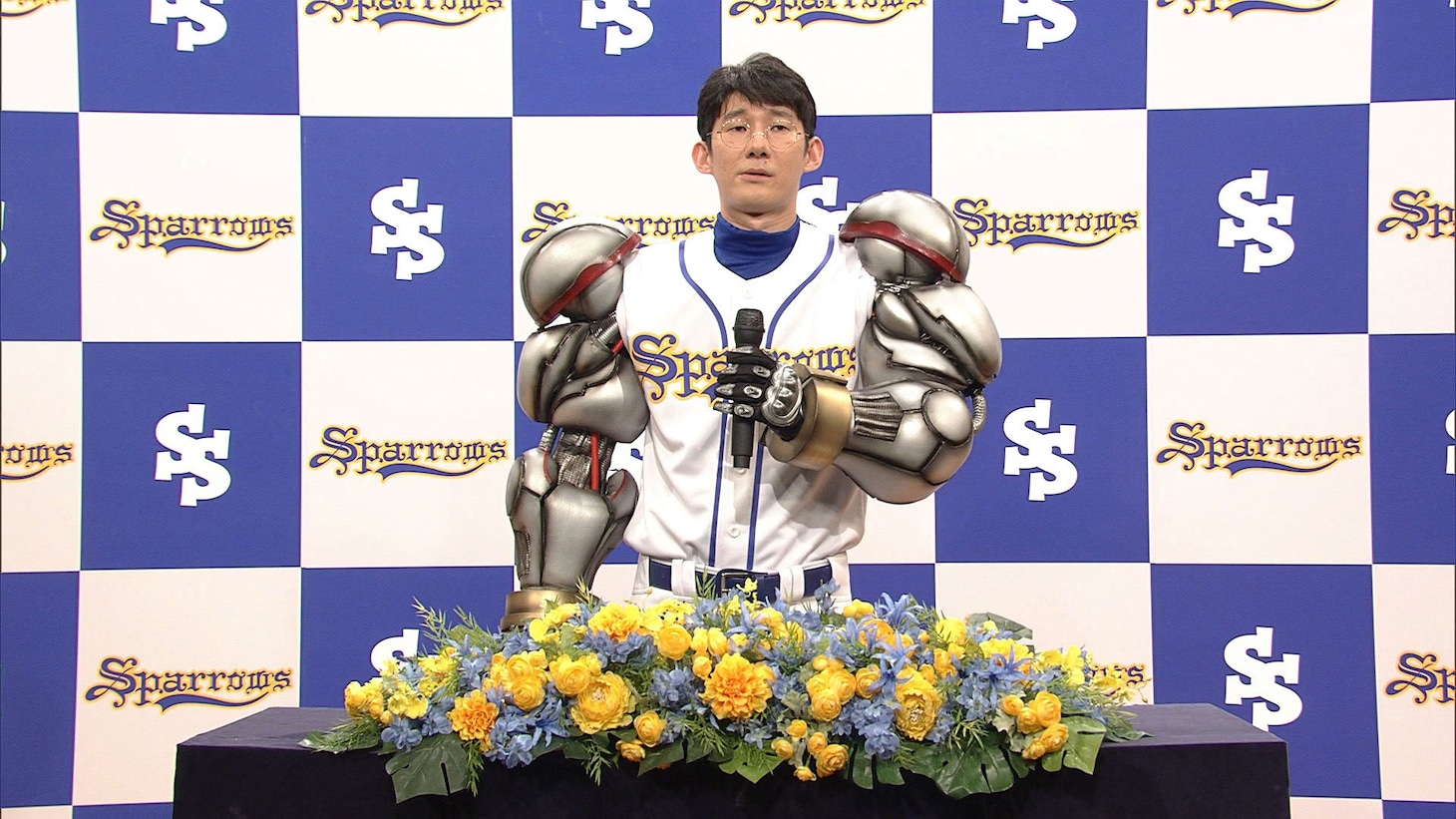 ロングコートダディ堂前のネタ映像より ©NHK