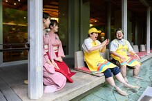 足湯に浸かる霜降り明星せいやとこっちのけんと