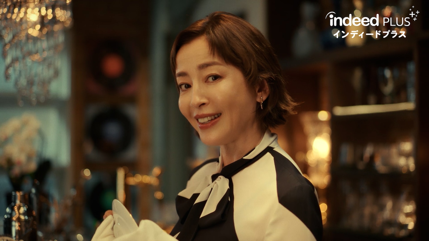 タモリと宮沢りえが出演する「Indeed PLUS」の新CM「乾杯」編より
