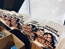 「ヤーレンズのダダダ団！決起集会」物販コーナーの様子