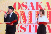 左から平成ノブシコブシ吉村、中村仁美アナウンサー