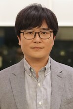 ラバーガール飛永扮するAMELのマネージャー・末次