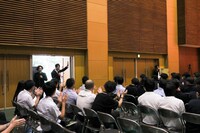 生徒たちの前に登場したニューヨーク