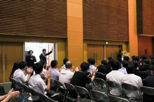 生徒たちの前に登場したニューヨーク