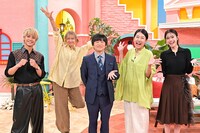「ぐちバカリ」に出演する（左から）髙橋海人（King & Prince）、山口智子、バカリズム、横澤夏子、安斉星来