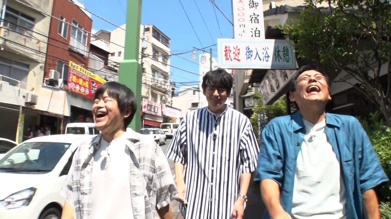 「華丸丼と大吉麺」1時間スペシャルで街ブラロケを繰り広げる博多華丸・大吉とゲストのバカリズム（左）