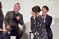 後列左から、バイきんぐ西村、ラバーガール大水。手前は浜辺美波