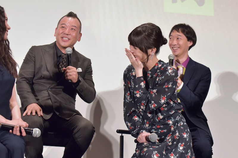 後列左から、バイきんぐ西村、ラバーガール大水。手前は浜辺美波