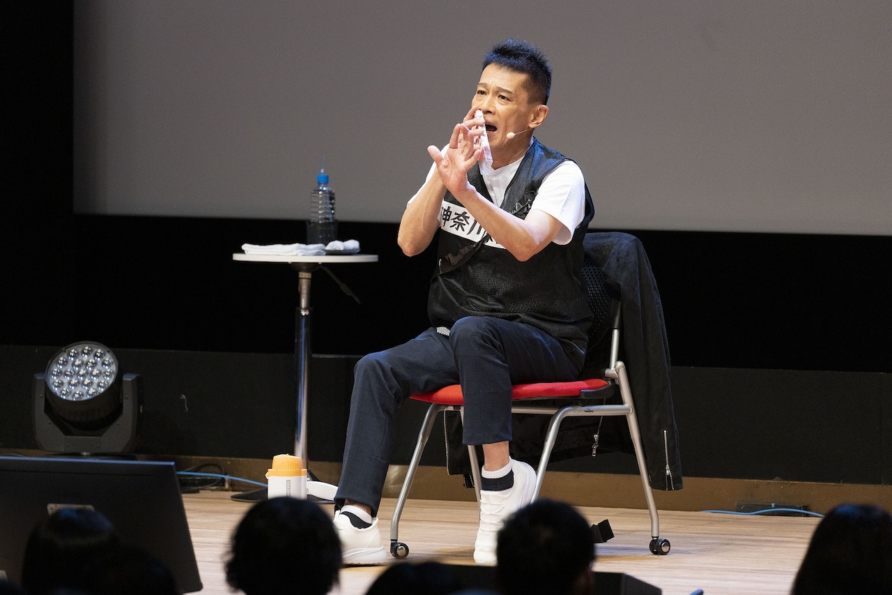 JINROの新CMより。 - ロングコートダディ堂前がCMで吉岡里帆と