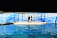 真空ジェシカによる漫才の様子