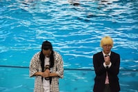 祈るように結果を待つ真空ジェシカ