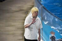 バイバイを披露するニンゲンのガク