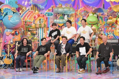 「バンドやってる芸人」の（前列左から）ニューヨーク、野性爆弾くっきー！、チュートリアル徳井、バイきんぐ小峠、（後列左から）よゐこ濱口、マヂカルラブリー村上、囲碁将棋・根建