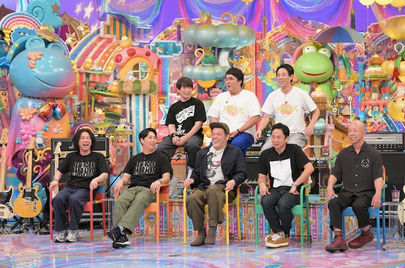 「バンドやってる芸人」の（前列左から）ニューヨーク、野性爆弾くっきー！、チュートリアル徳井、バイきんぐ小峠、（後列左から）よゐこ濱口、マヂカルラブリー村上、囲碁将棋・根建