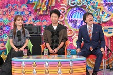 左から、谷まりあ、フットボールアワー後藤、蛍原徹