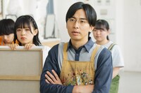 ドラマ「すべての恋が終わるとしても」で美術大学の講師を演じるカベポスター永見