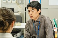 ドラマ「すべての恋が終わるとしても」で美術大学の就職支援課の職員を演じるカベポスター浜田