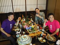 左から蛍原徹、ナインティナイン岡村、東野幸治