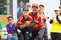 モルックに臨む（手前左から）ひょうろく、カナイら