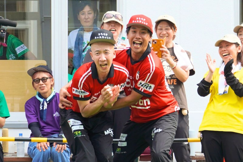 モルックに臨む（手前左から）ひょうろく、カナイら