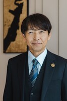 東根作寿英扮する、美幸を引き抜こうとする日本一のお酒メーカー「ゴールドホップ」の社員・比木貫