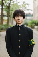 南出凌嘉扮する、美幸が働く不動産会社に客として訪れる雪谷大学の応援団員・浅見翼