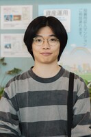 小倉史也扮する「YOUは何しに日本へ？」のAD・英出凡人