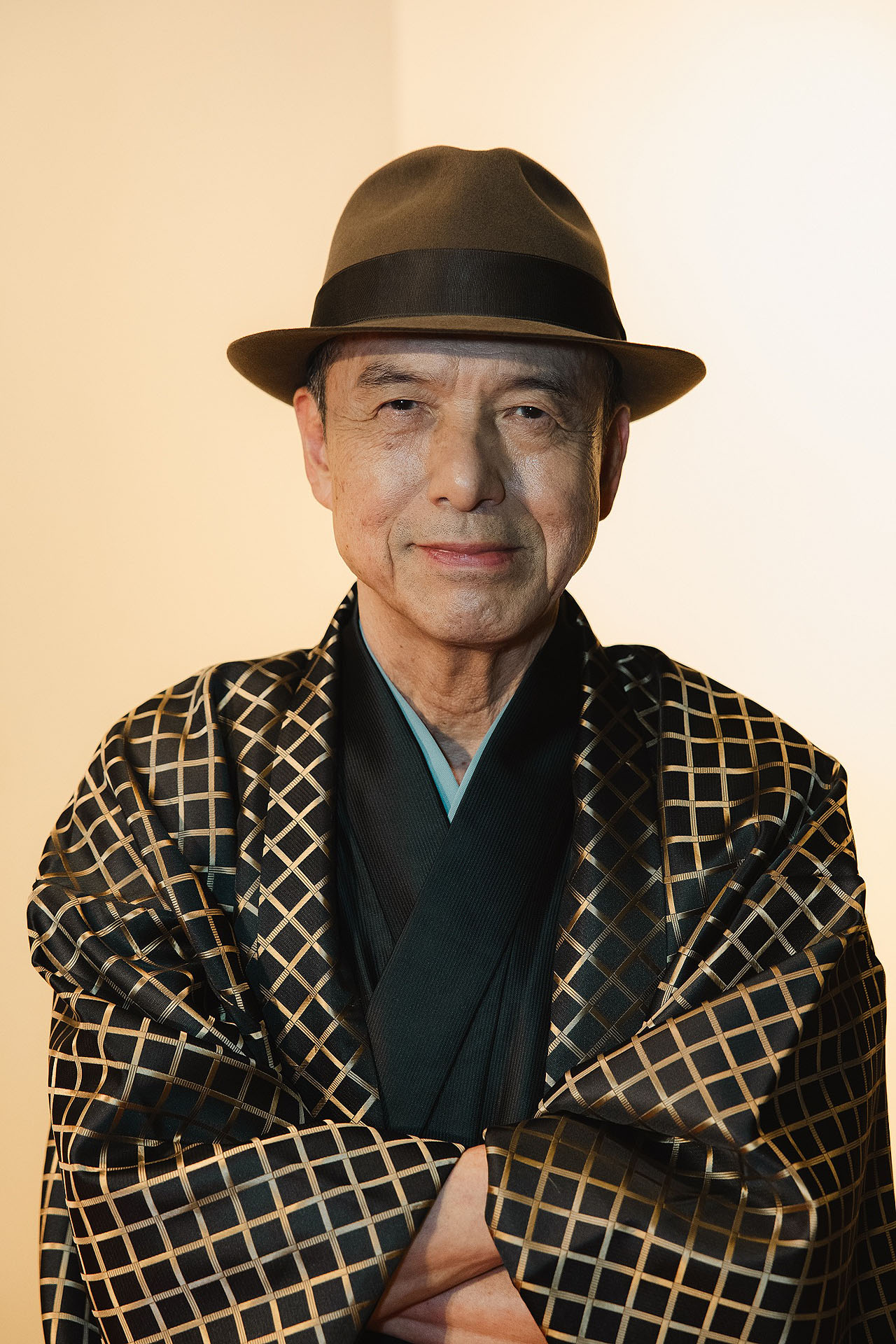 螢雪次朗扮する、弟子入りした美幸を厳しく鍛える落語の師匠