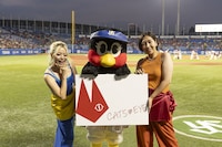 始球式に登場したエルフと、つばみ